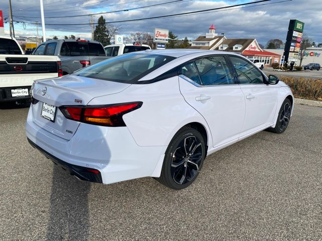 2025 Nissan Altima SR photo 3