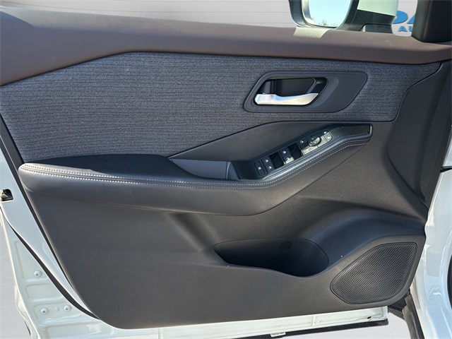 2023 Nissan Rogue SV photo 16