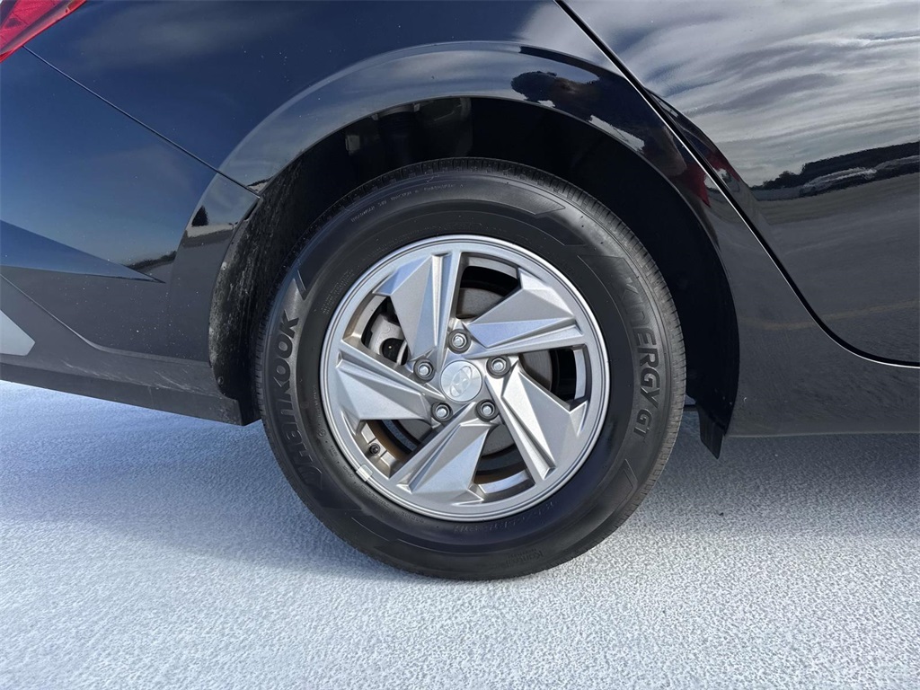 2025 Hyundai Elantra SE photo 3