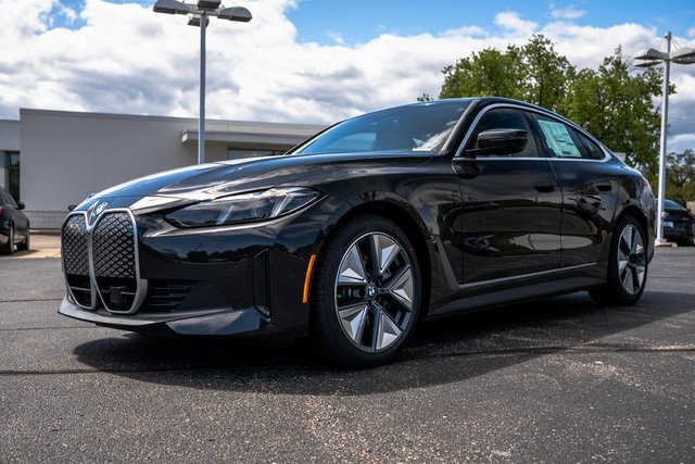 New 2025 Black Sapphire Metallic BMW xDrive40 image 1
