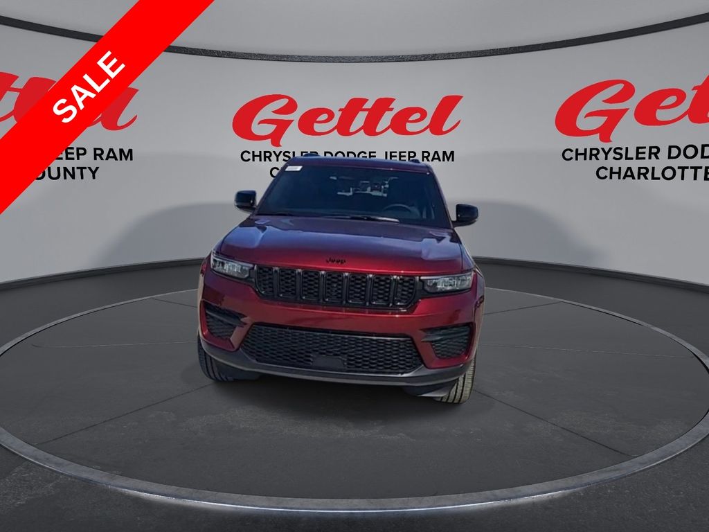 2025 Jeep Grand Cherokee Laredo Altitude photo 3