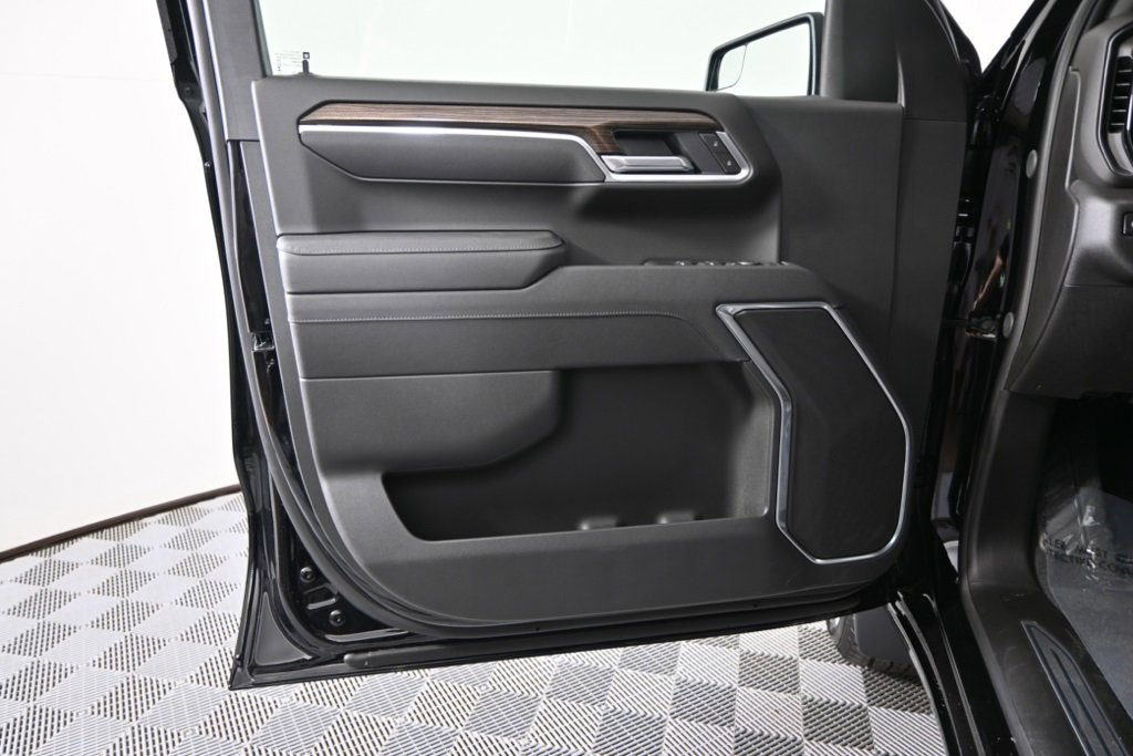 2025 Chevrolet Silverado 1500 LT photo 17