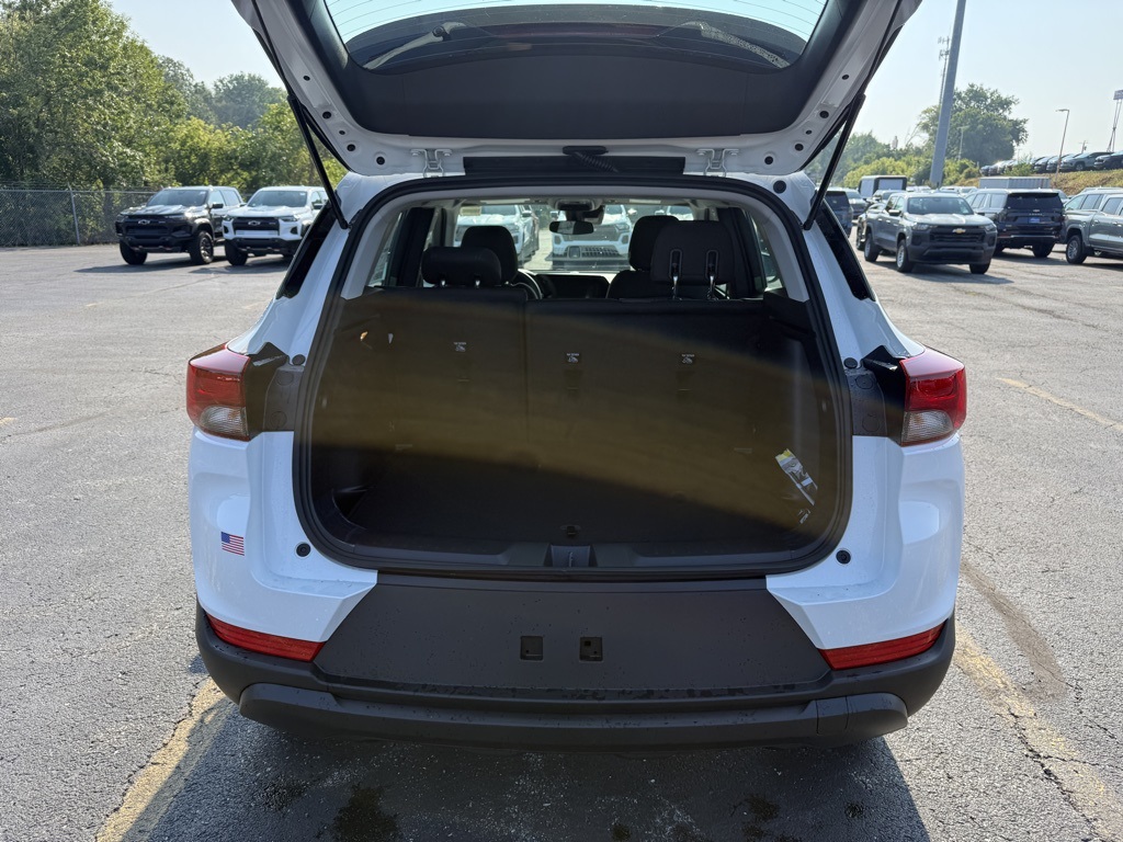 2026 Chevrolet Trailblazer LS photo 2
