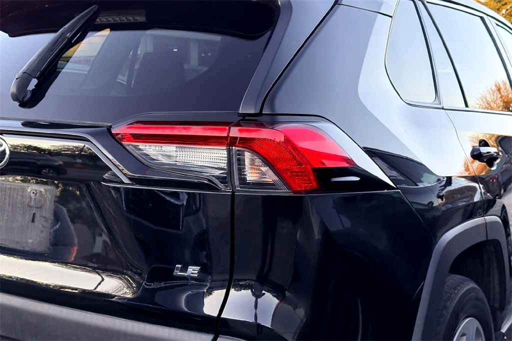 2022 Toyota RAV4 LE photo 4
