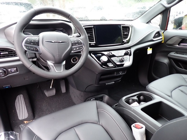 2026 Chrysler Pacifica photo 14