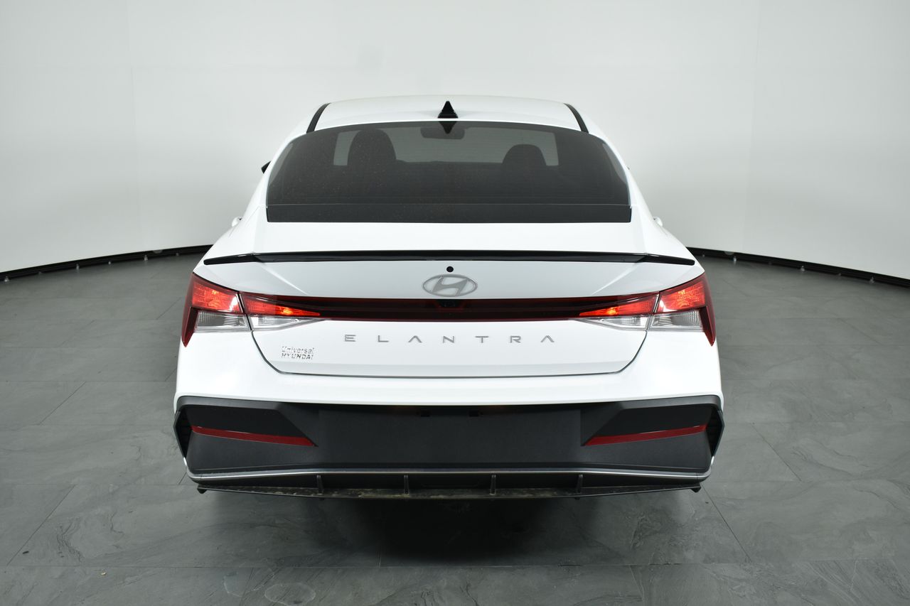 2025 Hyundai Elantra SEL Sport photo 3