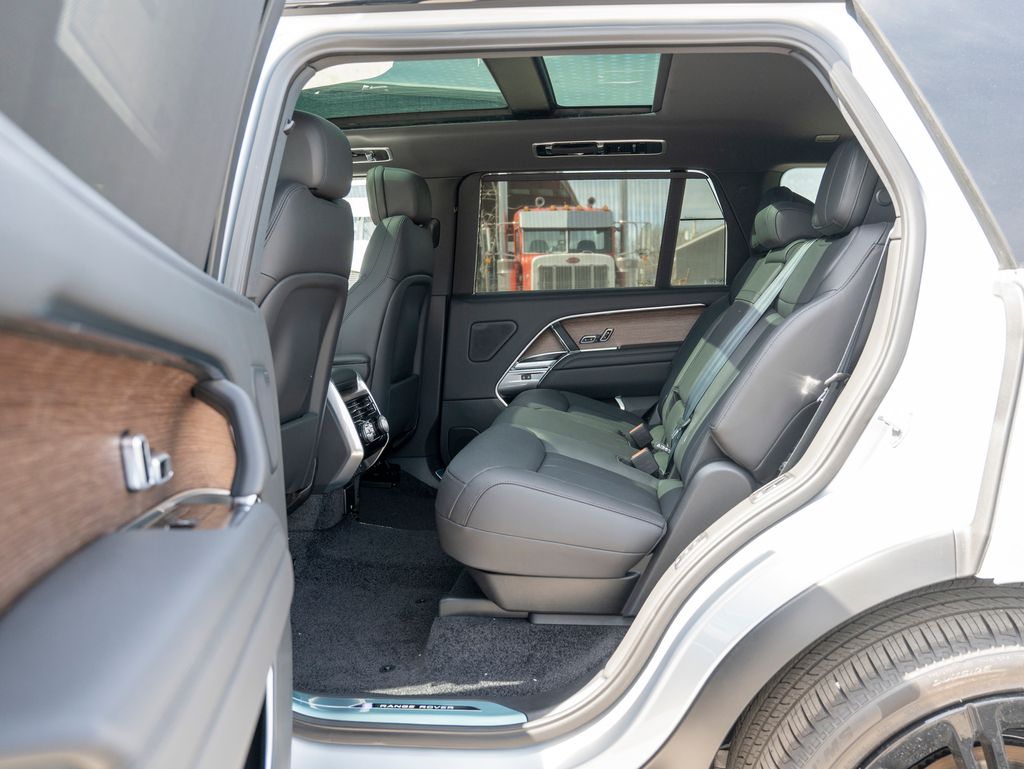 2025 Land Rover Range Rover SE photo 18