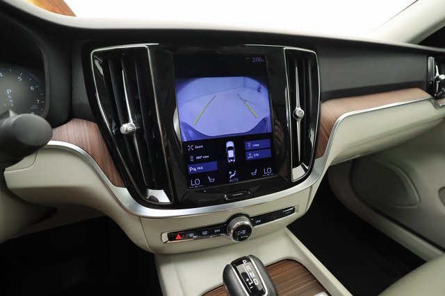 2021 Volvo S60 R-Design Momentum photo 16