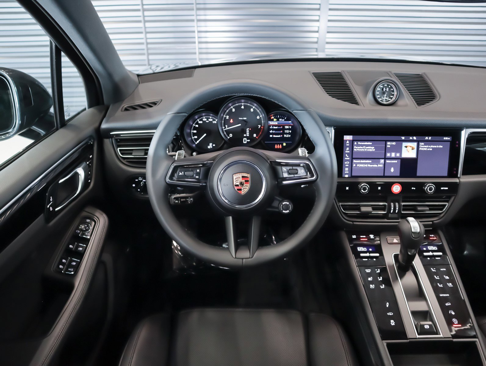 2025 Porsche Macan T photo 15