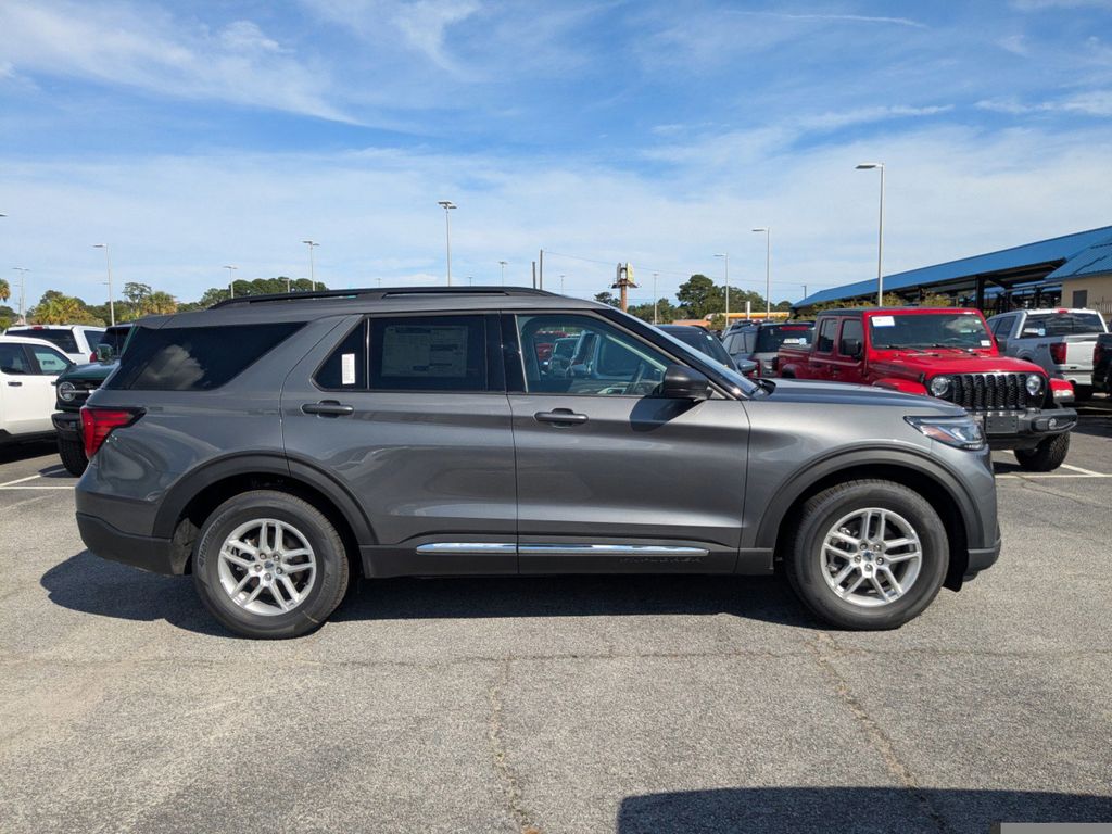 2025 Ford Explorer photo 3