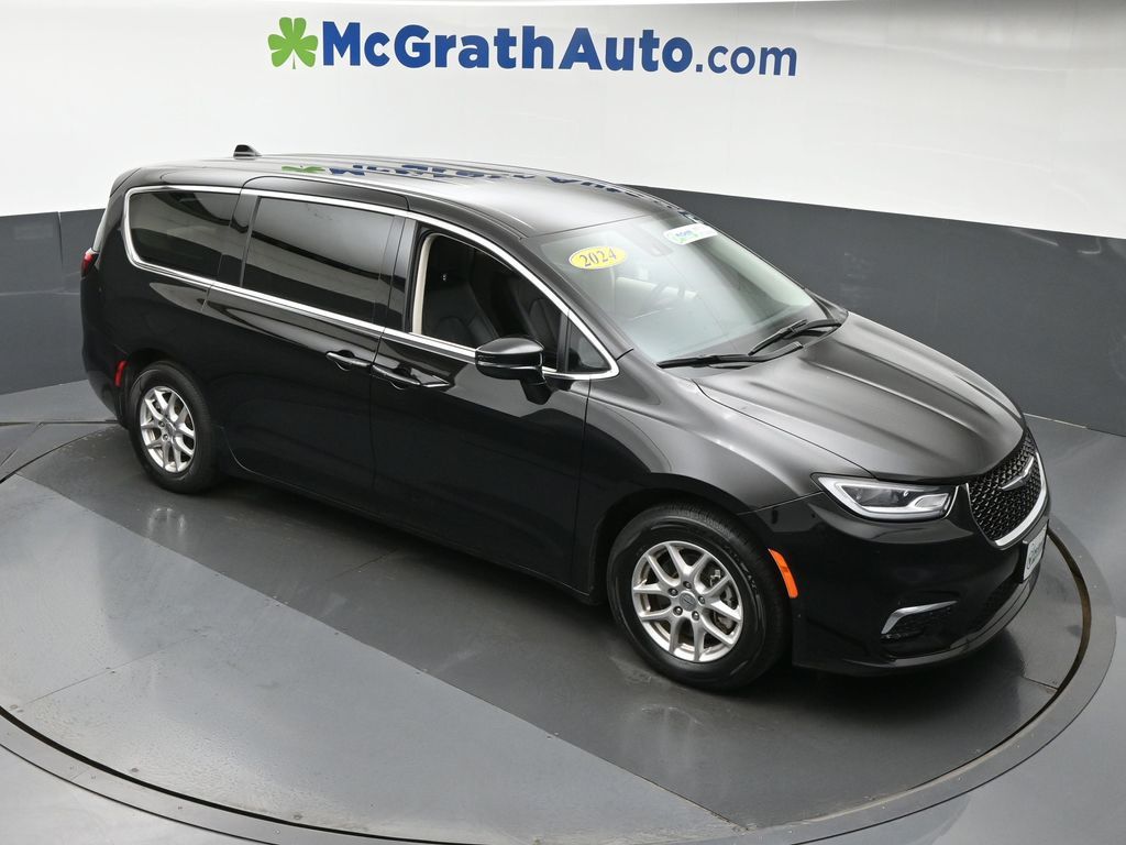 2024 Chrysler Pacifica Touring L photo 2