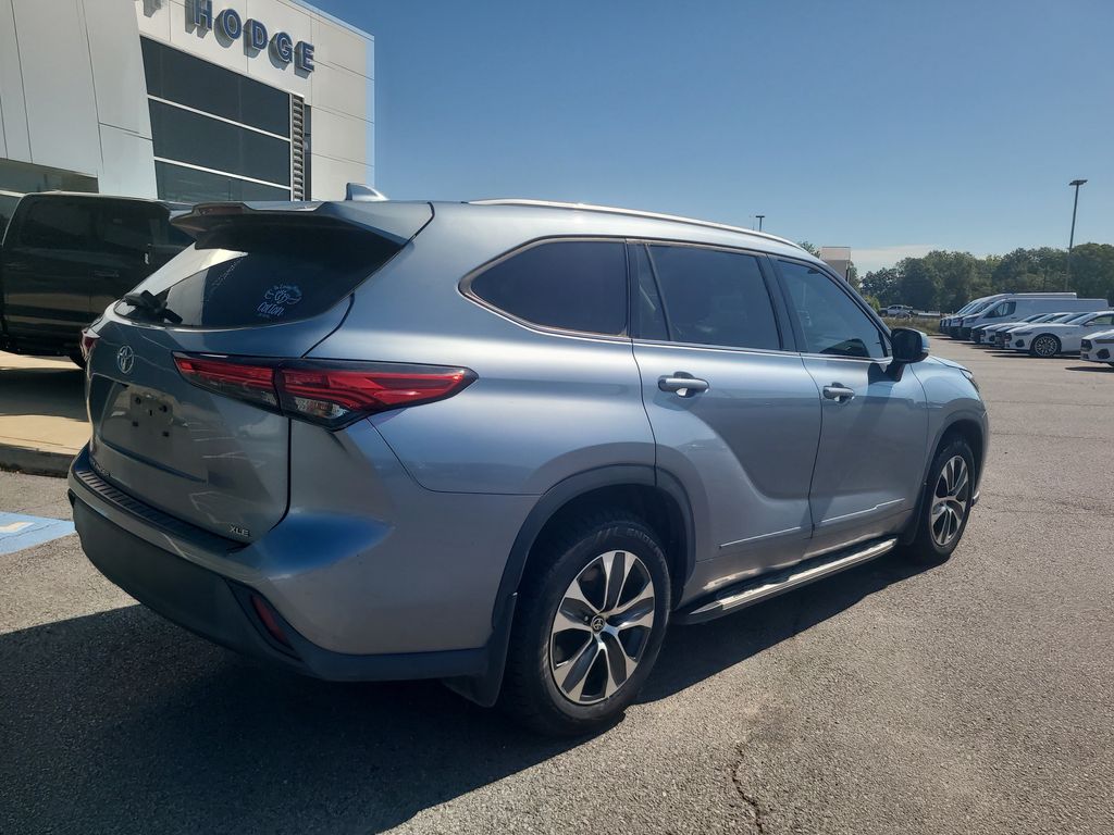 2022 Toyota Highlander XLE photo 3