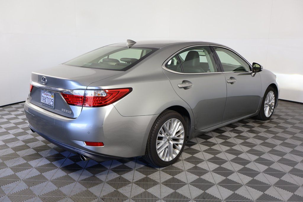 2015 Lexus ES 350 photo 3