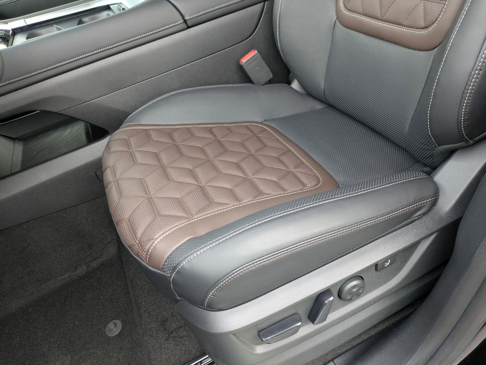 2025 Nissan Armada Platinum Reserve photo 4