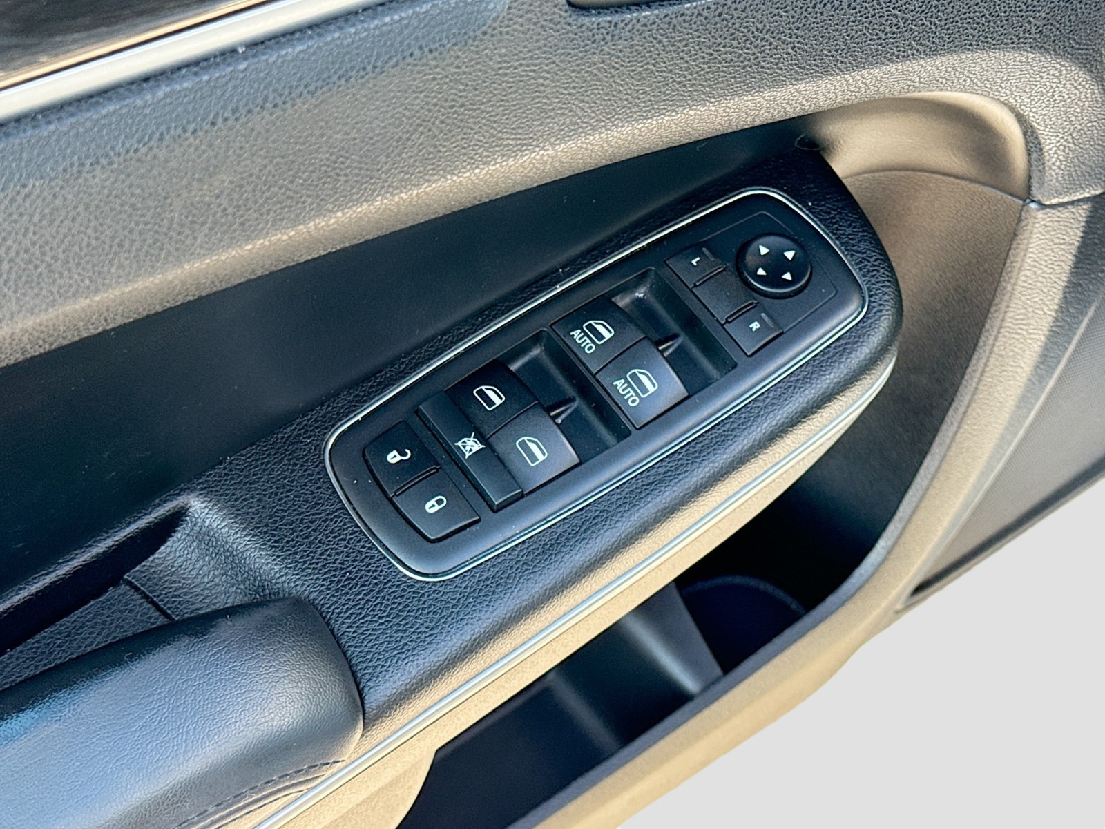 2019 Chrysler 300 Touring photo 18