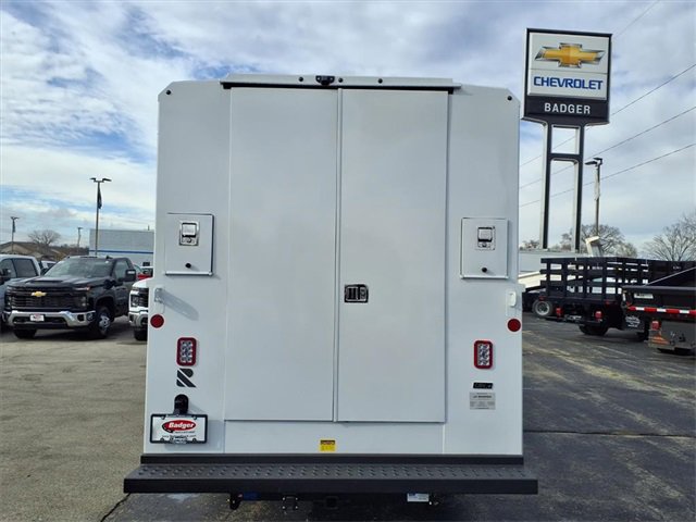 2025 Chevrolet Express 3500 Cutaway photo 2