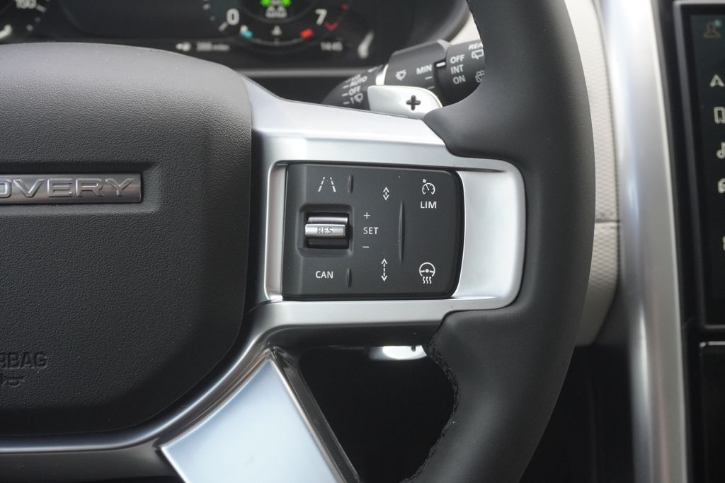 2025 Land Rover Discovery SE photo 12