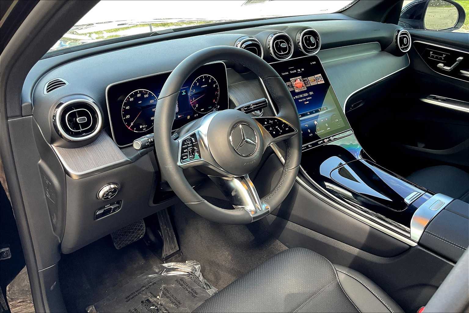 2025 Mercedes Benz GLC 300 photo 3