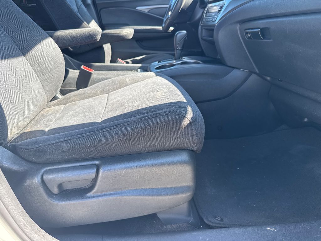2019 Honda Pilot LX photo 13