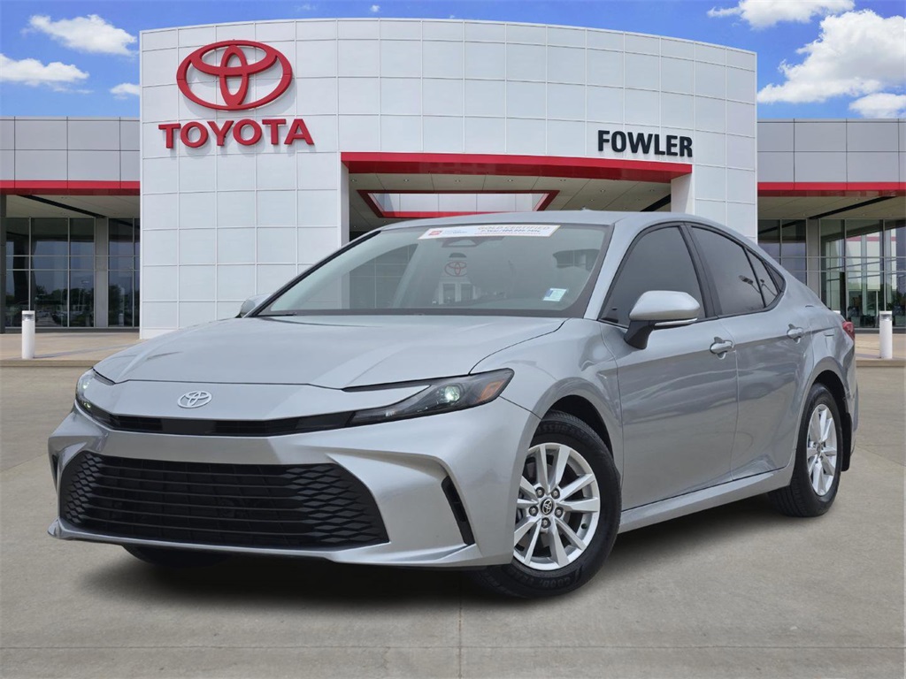 2025 Toyota Camry LE's photo