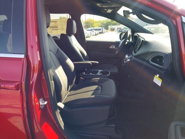 2026 Chrysler Pacifica photo 3