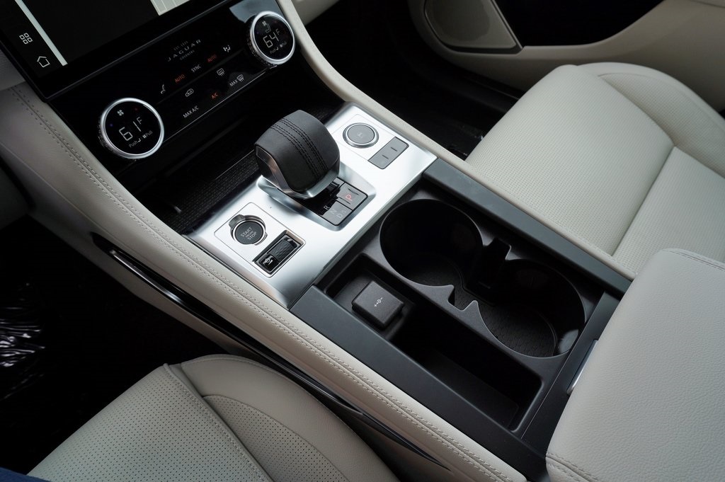 2026 JAGUAR F-PACE - Image 30