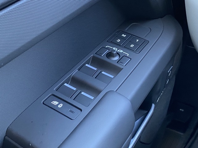 2025 Land Rover Defender 110 X-Dynamic SE photo 25