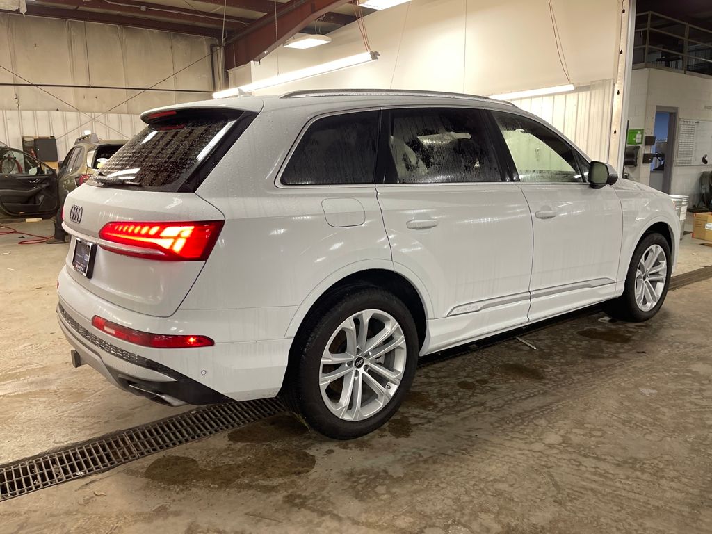 2025 Audi Q7 55 Premium Plus photo 3