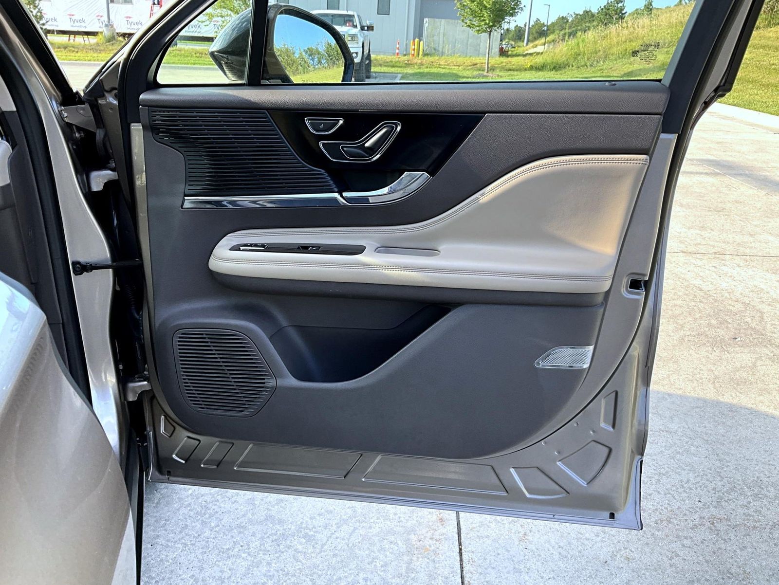 2021 Lincoln Corsair Standard photo 17