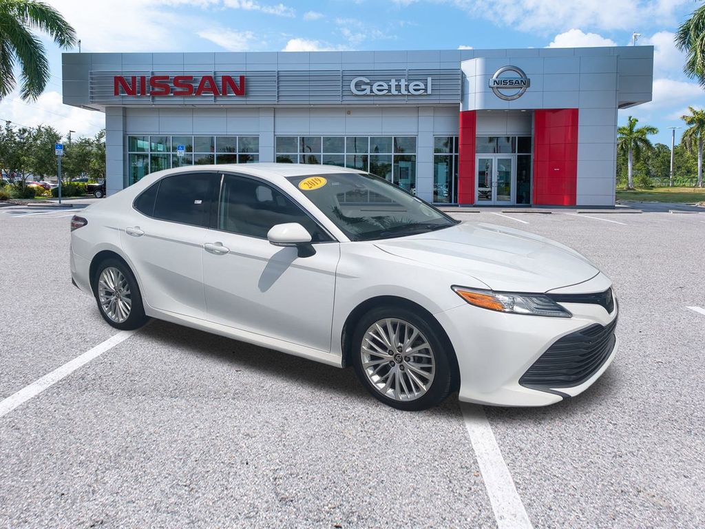 2019 Toyota Camry XLE photo 3