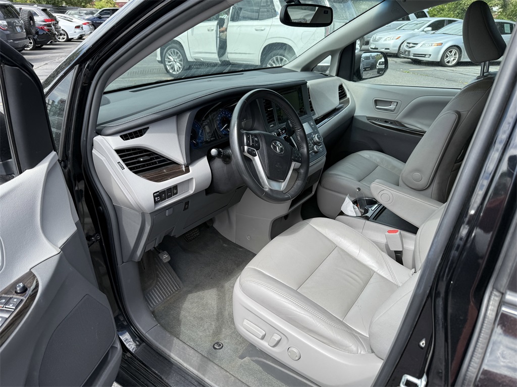 2017 Toyota Sienna XLE photo 2