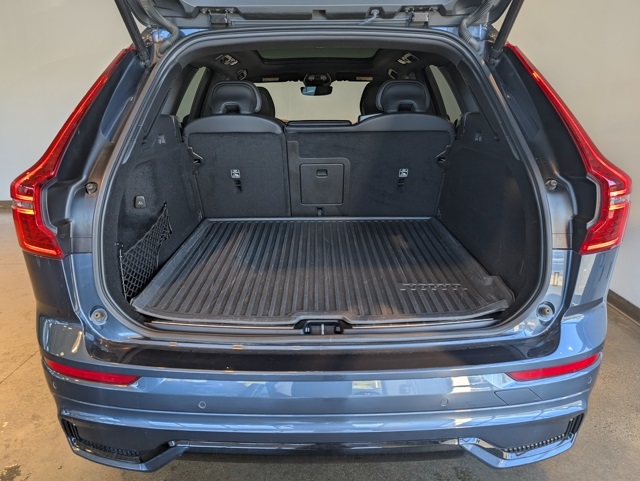 2022 Volvo XC60 R-Design photo 4