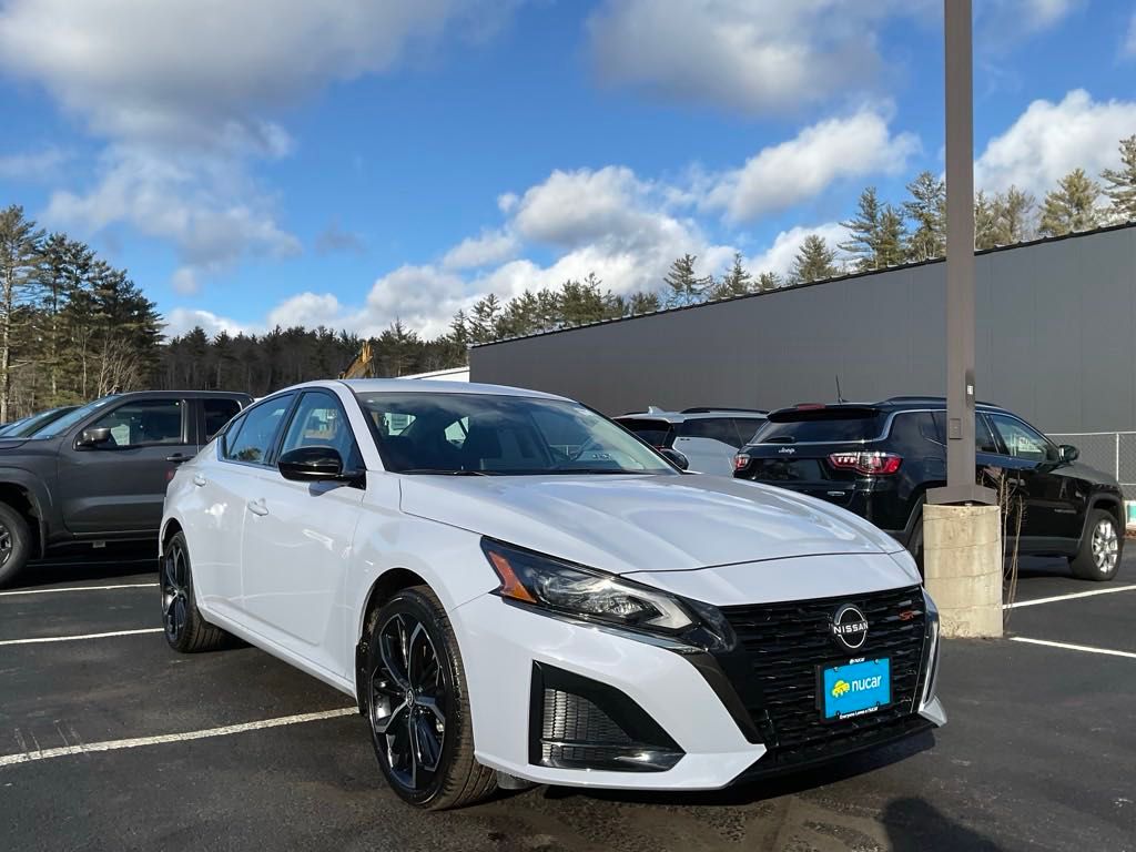 2025 Nissan Altima SR's photo