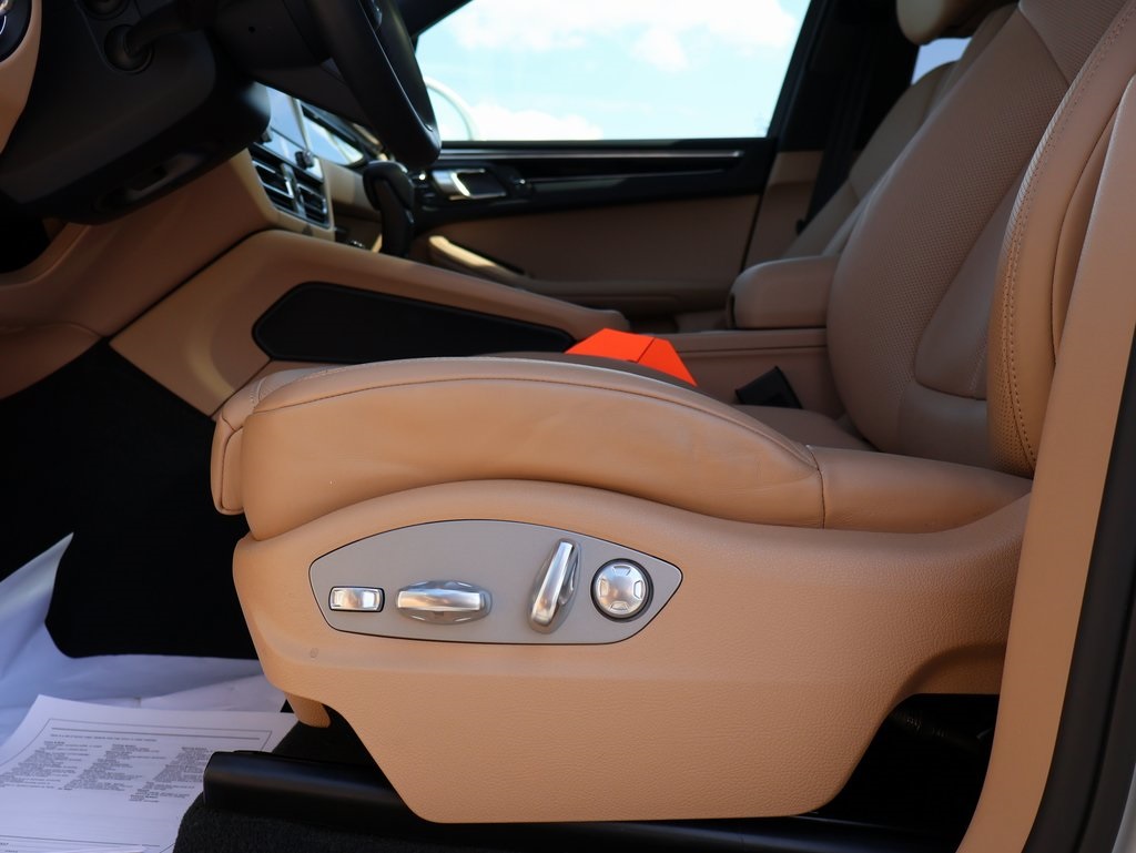 2025 Porsche Macan T photo 32