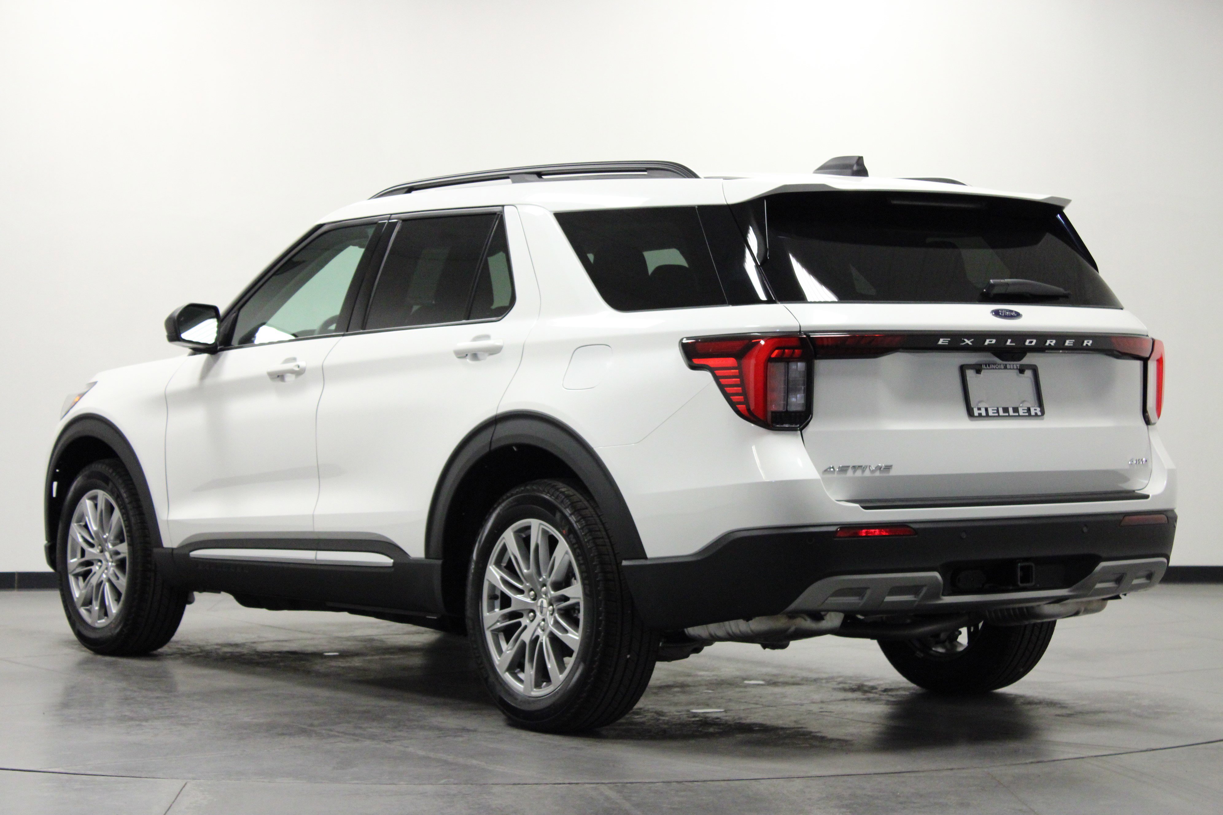 2025 Ford Explorer photo 2