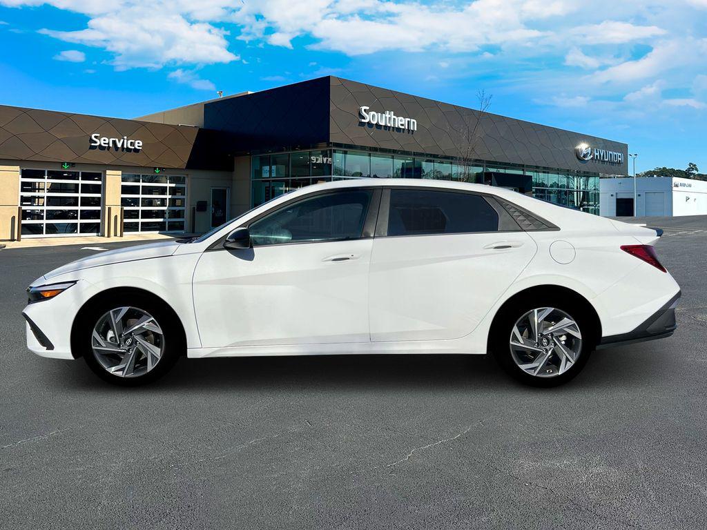 2025 Hyundai Elantra SEL Sport photo 3