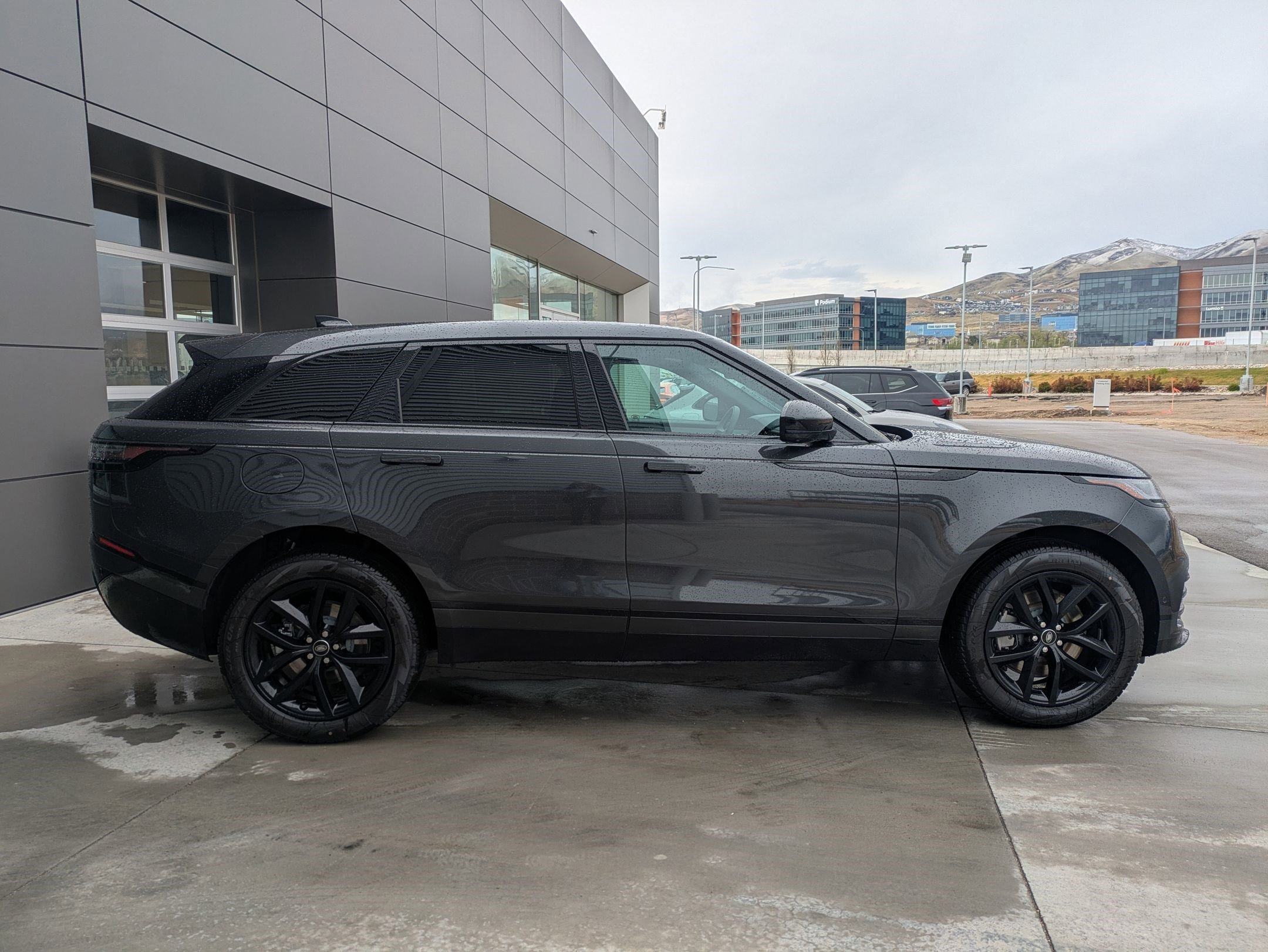 2026 Land Rover Range Rover Velar SE photo 4