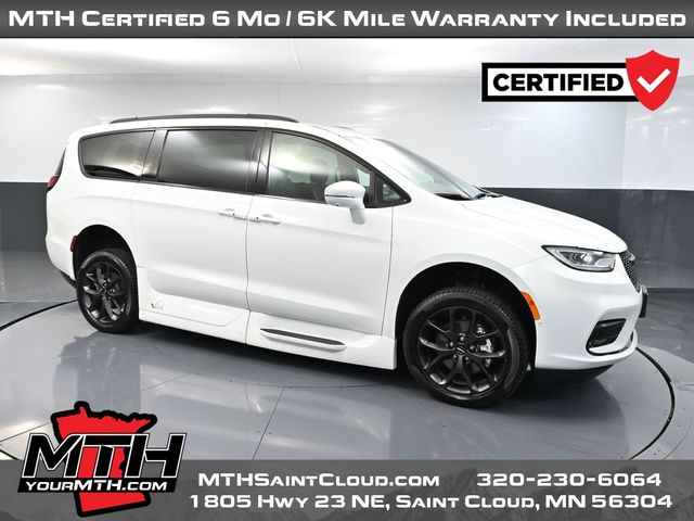 2022 Chrysler Pacifica Touring L's photo