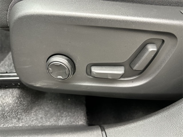 2025 Volvo XC40 Core photo 3