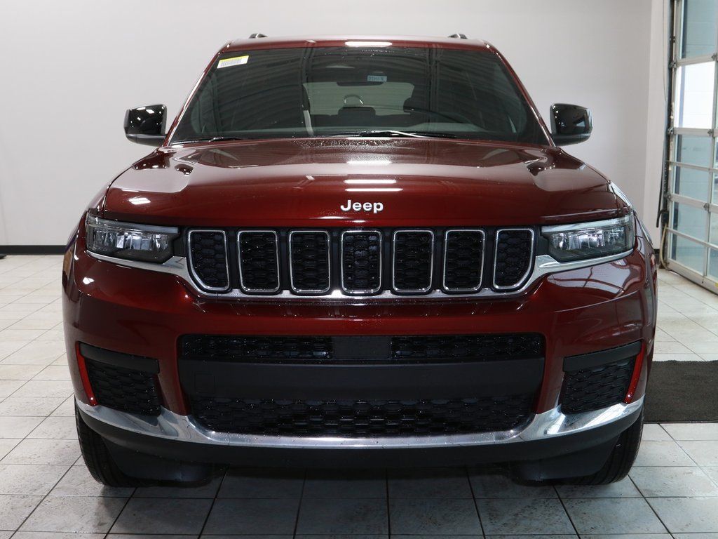 2025 Jeep Grand Cherokee Laredo photo 2