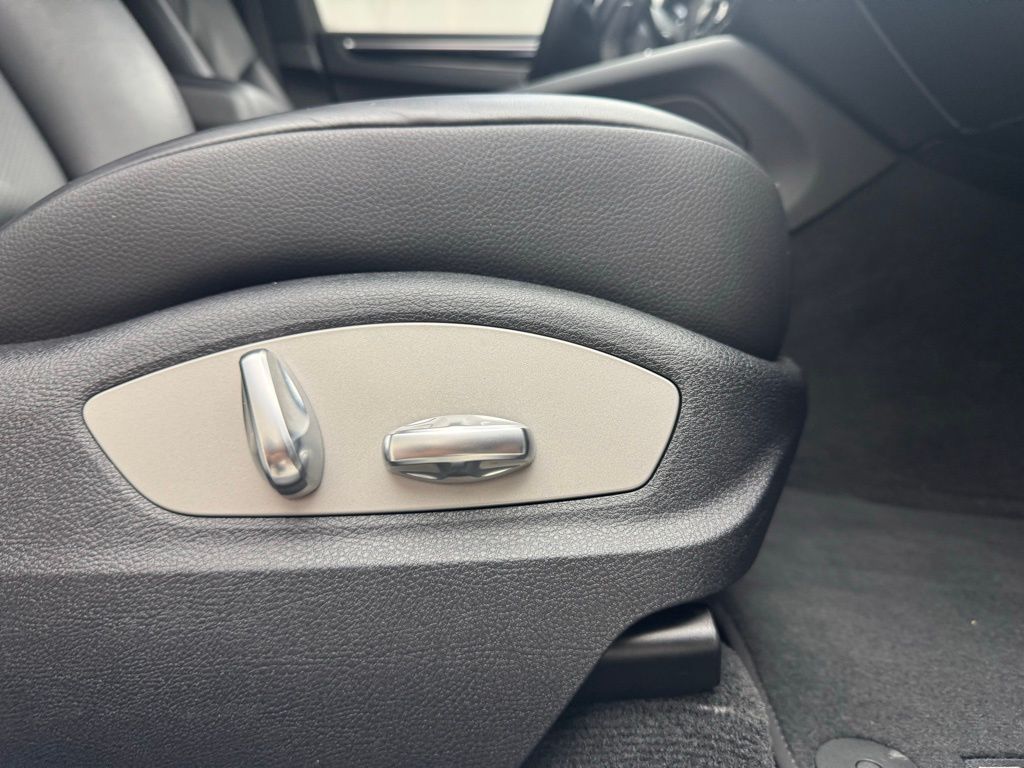 2022 Porsche Macan Base photo 15