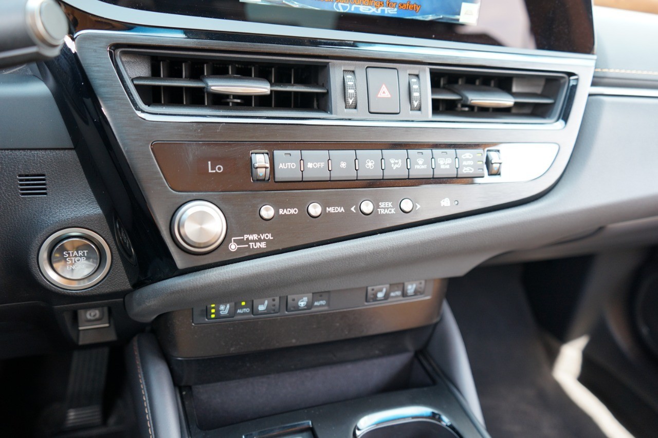 2025 Lexus ES 350 photo 18