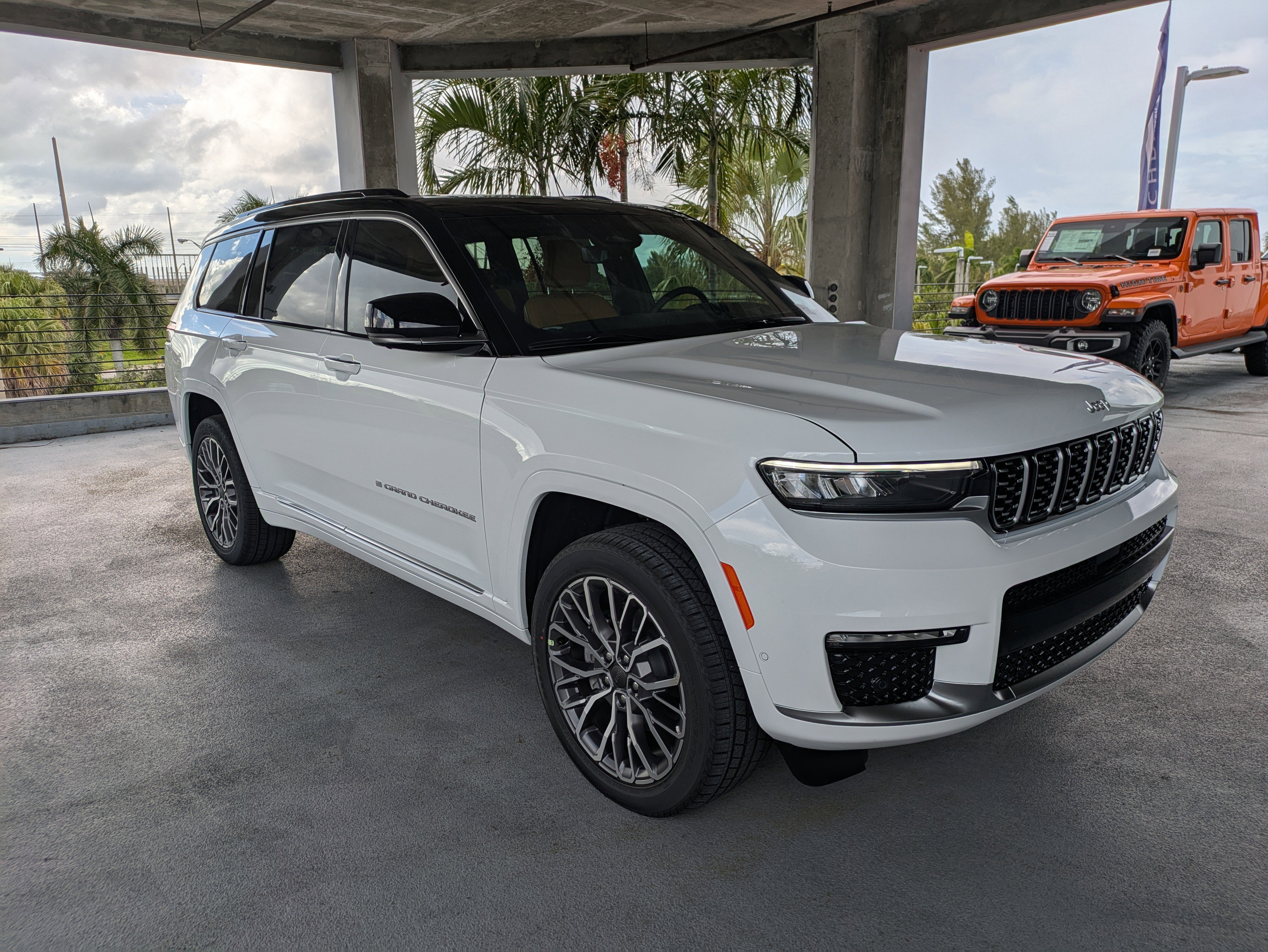 2025 Jeep Grand Cherokee Summit's photo