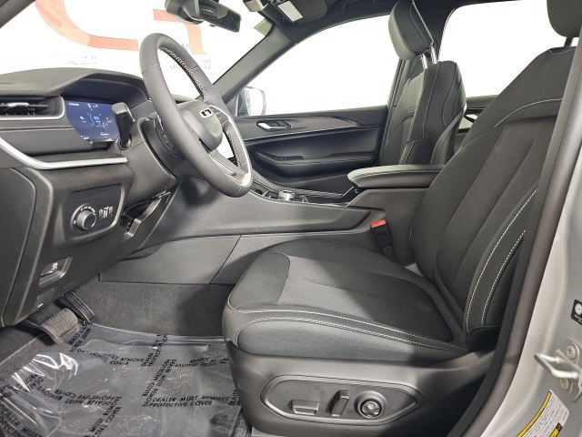 2025 Jeep Grand Cherokee Laredo Altitude photo 9