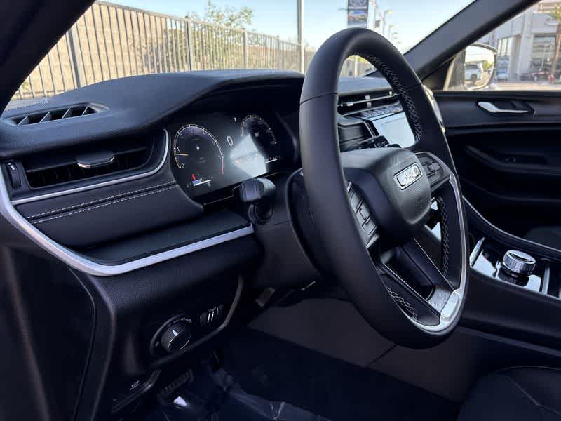 2025 Jeep Grand Cherokee Altitude photo 10
