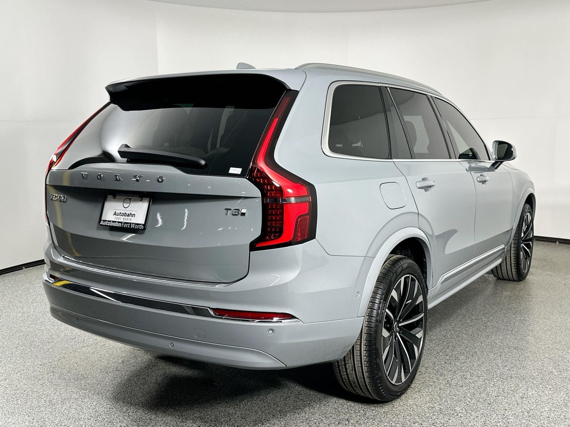 2025 Volvo XC90 T8 AWD Plus photo 4