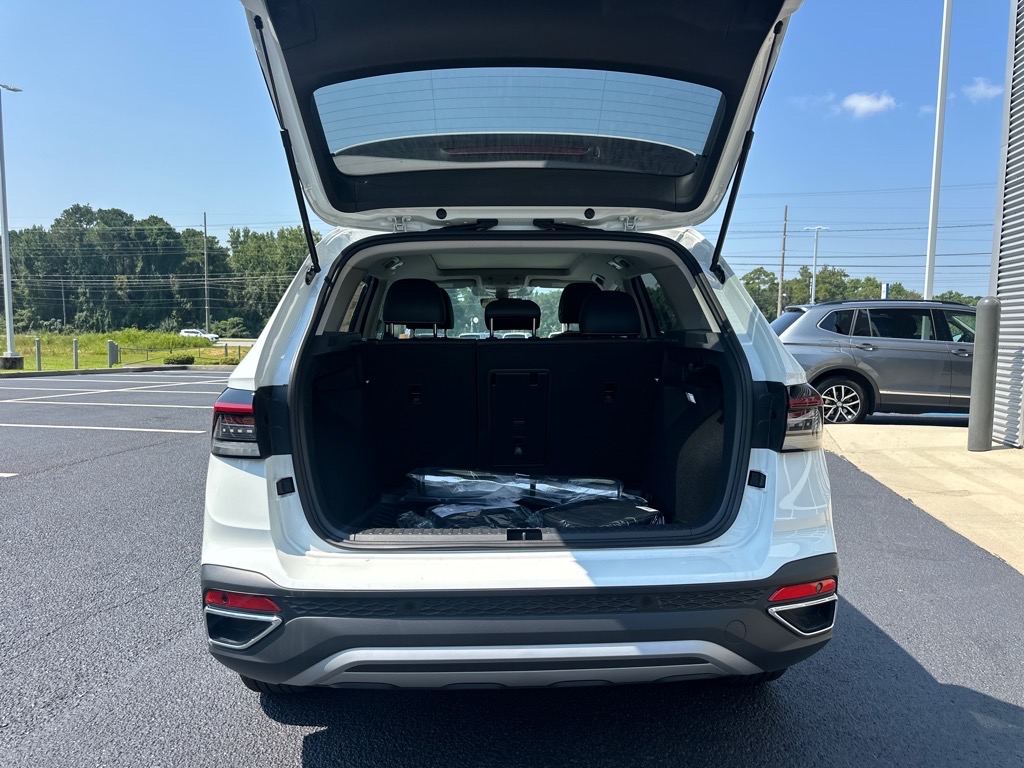 2025 Volkswagen Taos SE photo 12