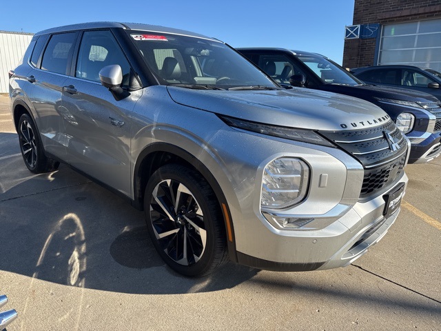 2024 Mitsubishi Outlander Plug-in Hybrid SE's photo