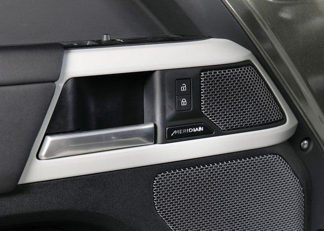 2024 Land Rover Defender 90 S photo 23