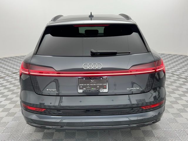 2022 Audi e-tron Premium photo 8